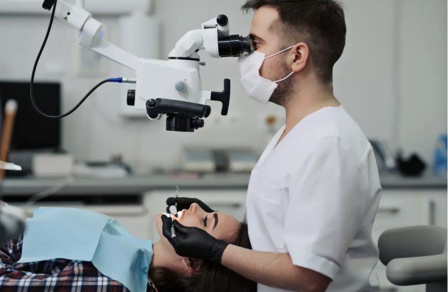 Лечение зубов под микроскопом