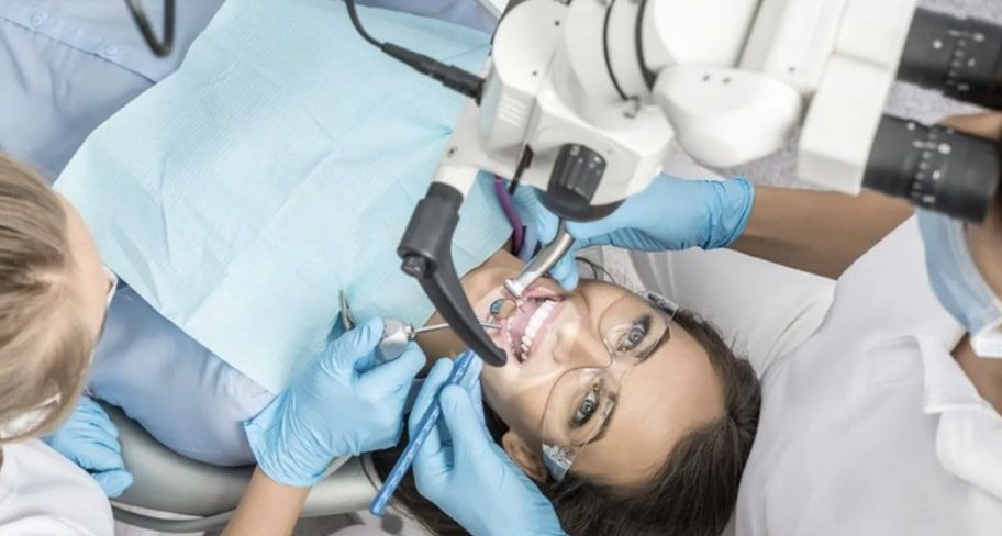 Лечение зубов под микроскопом